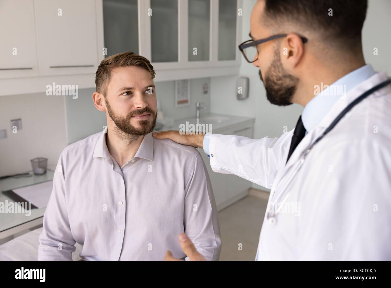 Man Therapeut bietet professionelle medizinische Beratung für Patienten Stockfoto