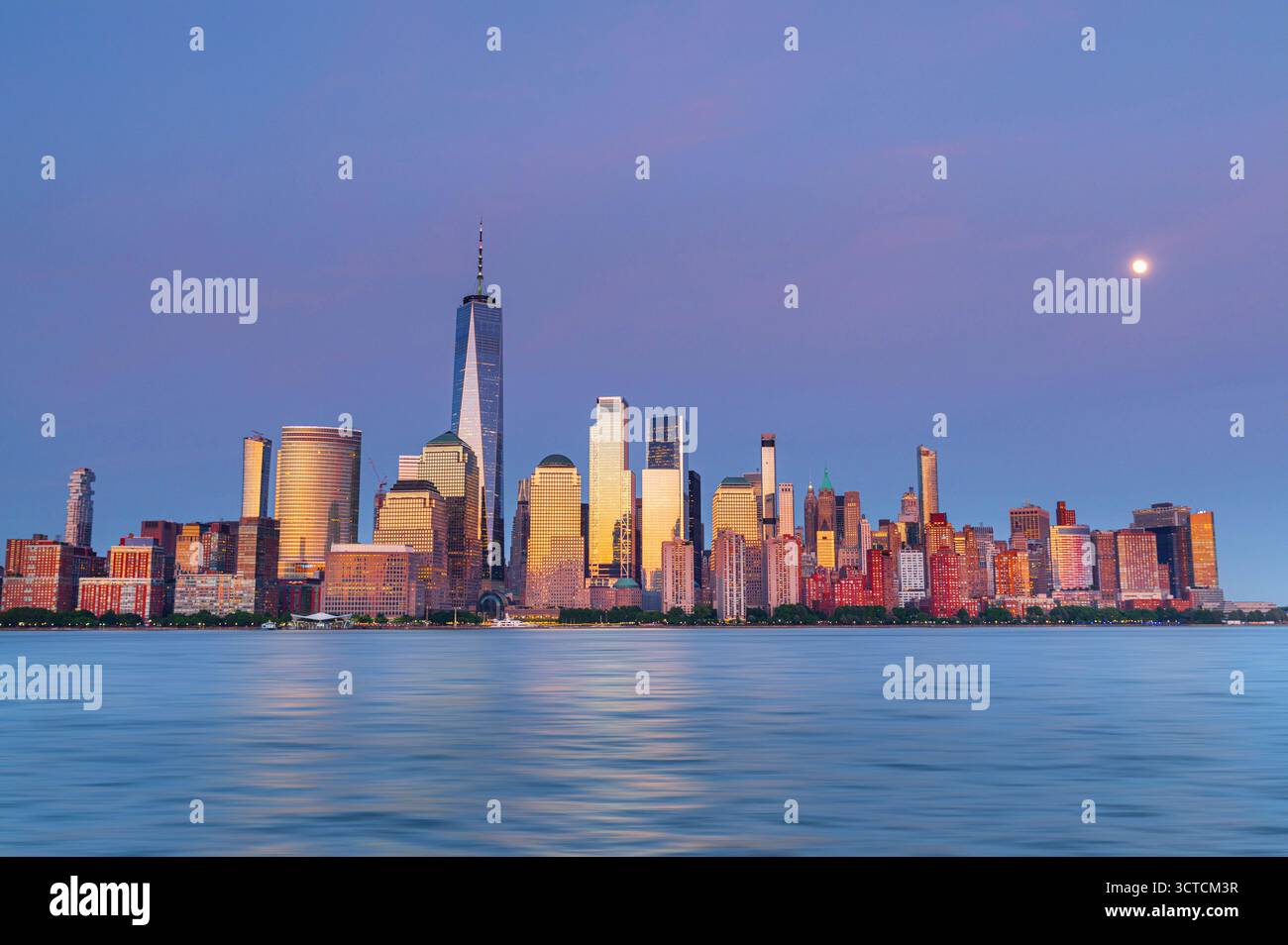 Skyline der Innenstadt von New York City über dem Hudson River bei Sonnenuntergang Stockfoto