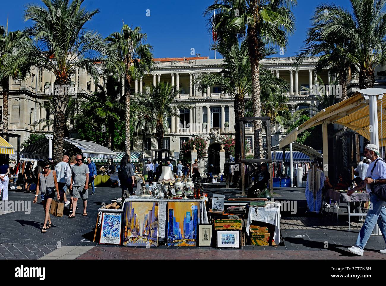Marché à la Brocante (Antiquitätenmarkt und Flohmarkt) in Cours Saleya, im historischen Viertel Vieux Nice (Altstadt) von Nizza, Frankreich. Stockfoto