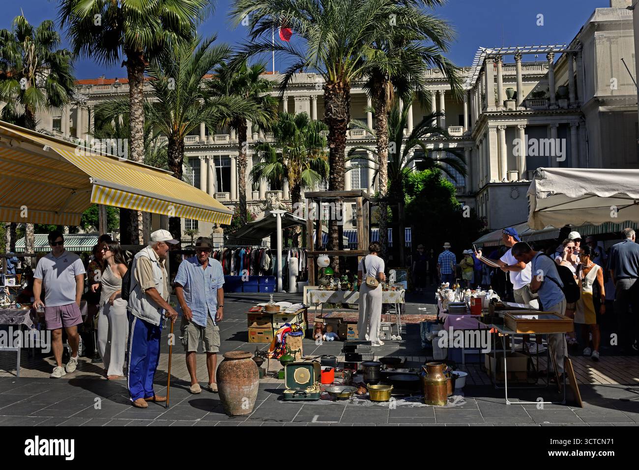 Marché à la Brocante (Antiquitätenmarkt und Flohmarkt) in Cours Saleya, im historischen Viertel Vieux Nice (Altstadt) von Nizza, Frankreich. Stockfoto