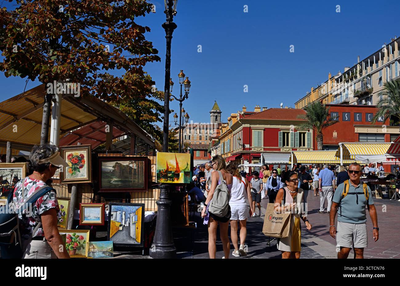 Marché à la Brocante (Antiquitätenmarkt und Flohmarkt) in Cours Saleya, im historischen Viertel Vieux Nice (Altstadt) von Nizza, Frankreich. Stockfoto
