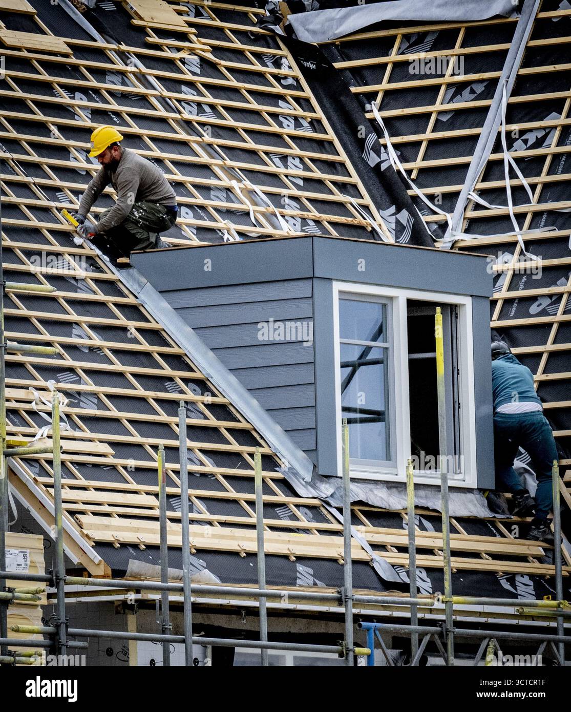 GOUDA - ein neues Viertel mit neuen Häusern bauen. In den Niederlanden herrscht Wohnungsknappheit, und es besteht auch ein erheblicher Bedarf an neuen Wohnungen. Neue Häuser werden von Projektentwicklern, Kommunen, Wohnungsbauverbänden gebaut und von Privatpersonen oder Kommunen in Auftrag gegeben. ANP / Hollandse Hoogte / Robin Utrecht niederlande aus - belgien aus Stockfoto