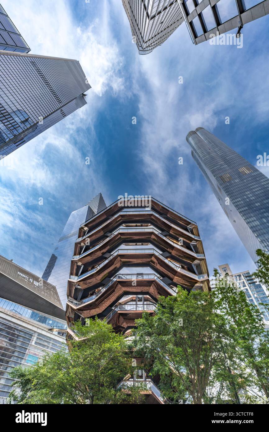 Das Schiff und die umliegenden Wolkenkratzer, darunter 15 Hudson Yards in Hudson Yards, Manhattan, New York City, USA. Juni 2025. Stockfoto