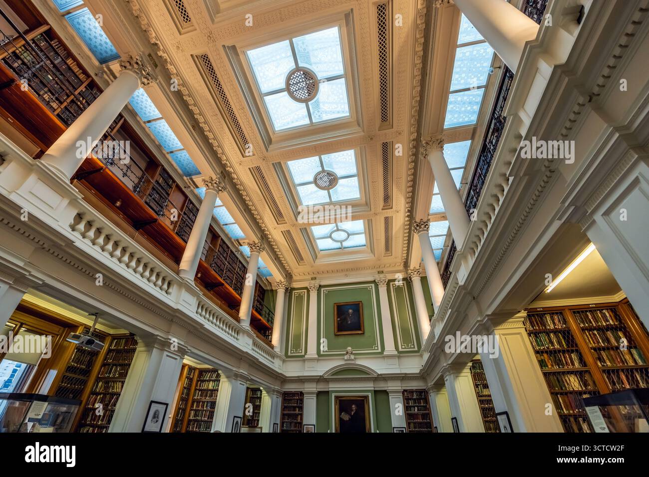 Bibliothek der Linnean Society of London, der ältesten aktiven Gesellschaft der Welt, die sich der Naturgeschichte widmet. Burlington House, London, England, Großbritannien Stockfoto