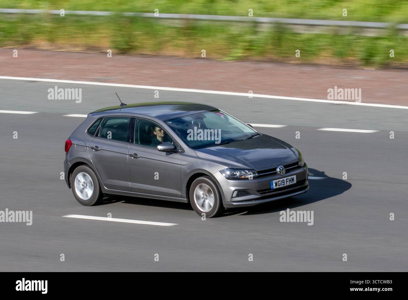 2019 VW Volkswagen Polo SE Tech Edition TSI, Fließheck, 1,0-l-Benzinmotor mit Turbolader; Fahrt auf der Autobahn M61, Manchester, Großbritannien Stockfoto