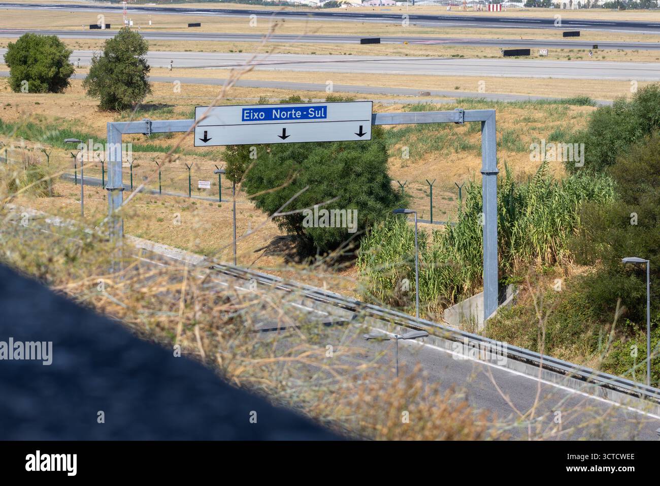 Straßenschild, das die Nord-Süd-Straßenachse in der Nähe des Flughafens lissabon angibt, die Verkehrszirkulation steuert und Richtungslinien bietet Stockfoto