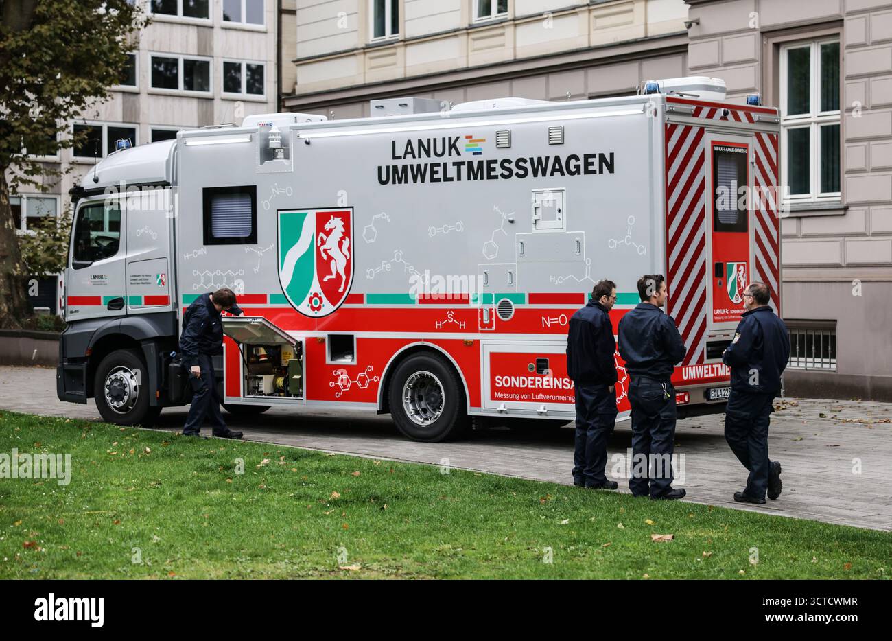 Düsseldorf, Deutschland. Oktober 2025. Vor dem Justizministerium steht ein Umweltmesswagen zur Messung der Luftverschmutzung des Landesamtes für Natur, Umwelt und Klima Nordrhein-Westfalen (LANUK). Das Justizministerium und der Umweltminister stellten die aktuellen Entwicklungen im Bereich der Umweltkriminalität vor. Quelle: Oliver Berg/dpa/Alamy Live News Stockfoto