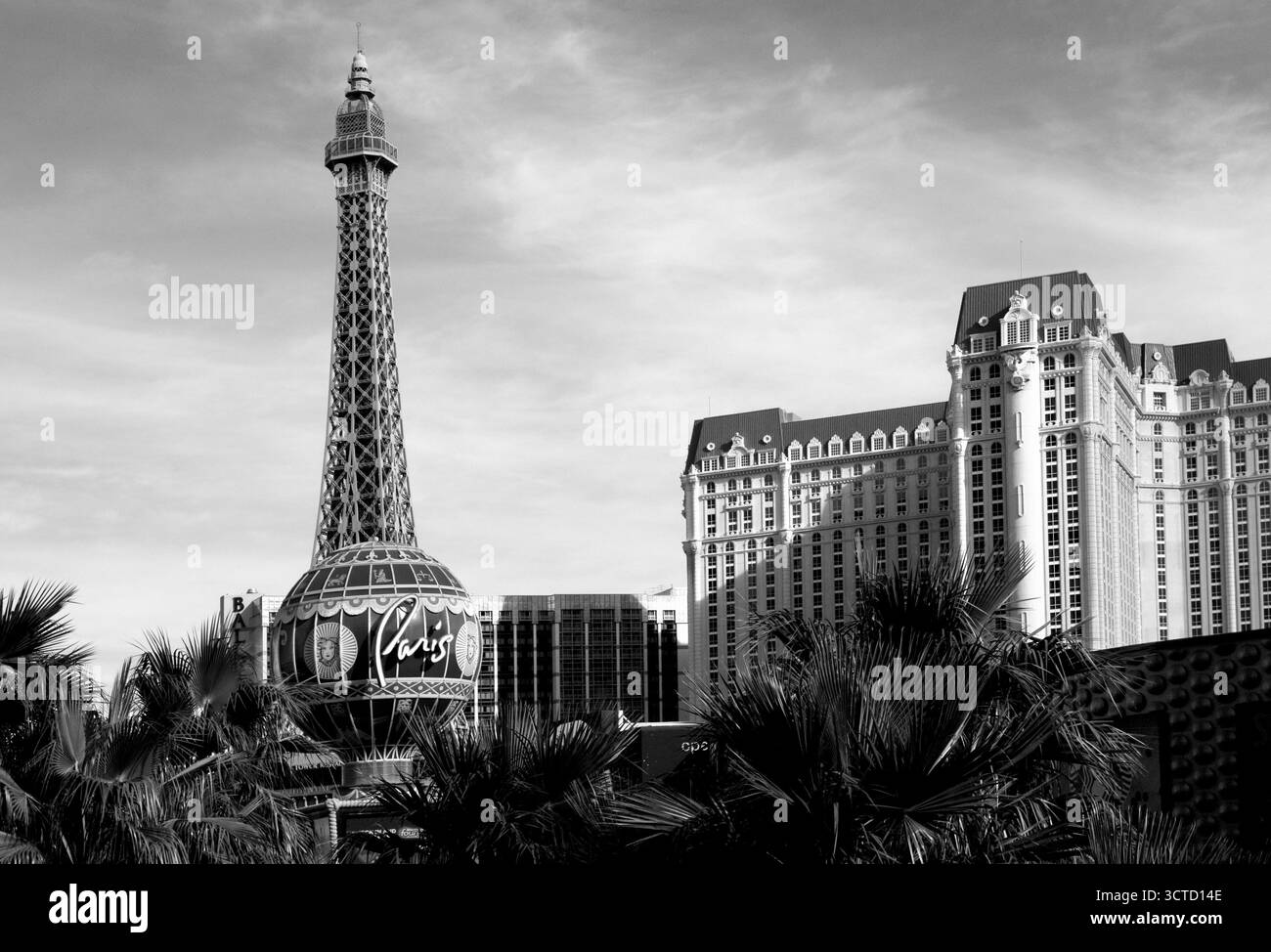 Schwarz-weiße Außenansicht des Paris Hotel and Casino in Las Vegas, Nevada, USA. Stockfoto