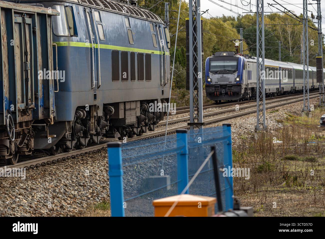 Im Moment vor der Tragödie, zwei Züge auf einem Gleis, Hackerangriff auf Eisenbahnstrecken Polen Stockfoto