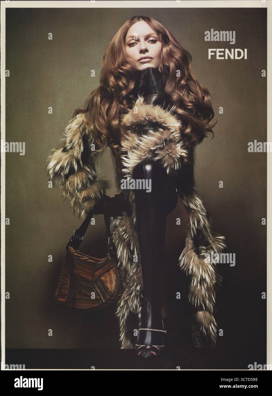 Plakatwerbung FENDI Modehaus mit Rie Rasmussen in Papiermagazin aus 2002 Jahren, Werbung, kreative FENDI-Werbung aus den 2000er Jahren Stockfoto