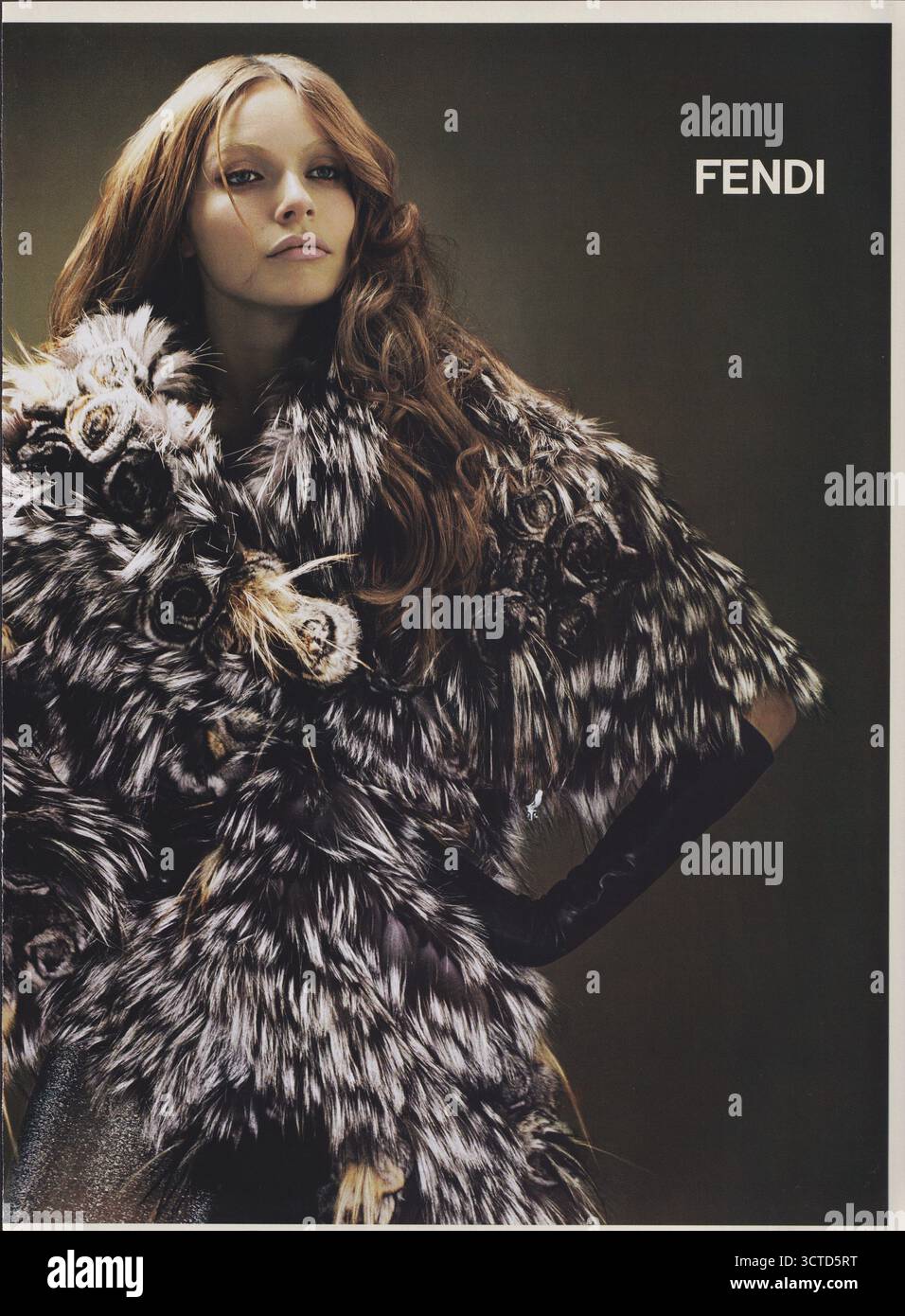 Plakatwerbung FENDI Modehaus mit Rie Rasmussen in Papiermagazin aus 2002 Jahren, Werbung, kreative FENDI-Werbung aus den 2000er Jahren Stockfoto