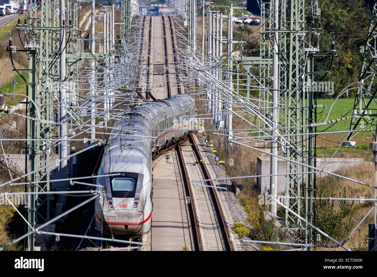 Neubaustrecke der Bahn von Wendlingen nach Ulm. Streckenabschnitt bei Kirchheim unter Teck mit ICE. // 02.10.2025. Kirchheim unter Teck, Baden-Württemberg, Deutschland *** Neubaustrecke von Wendlingen nach Ulm bei Kirchheim unter Teck mit ICE 02 10 2025 Kirchheim unter Teck, Baden-Württemberg, Deutschland Stockfoto