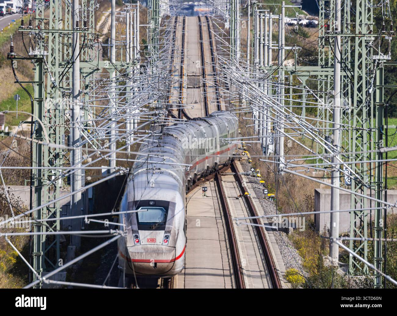 Neubaustrecke der Bahn von Wendlingen nach Ulm. Streckenabschnitt bei Kirchheim unter Teck mit ICE. // 02.10.2025. Kirchheim unter Teck, Baden-Württemberg, Deutschland *** Neubaustrecke von Wendlingen nach Ulm bei Kirchheim unter Teck mit ICE 02 10 2025 Kirchheim unter Teck, Baden-Württemberg, Deutschland Stockfoto