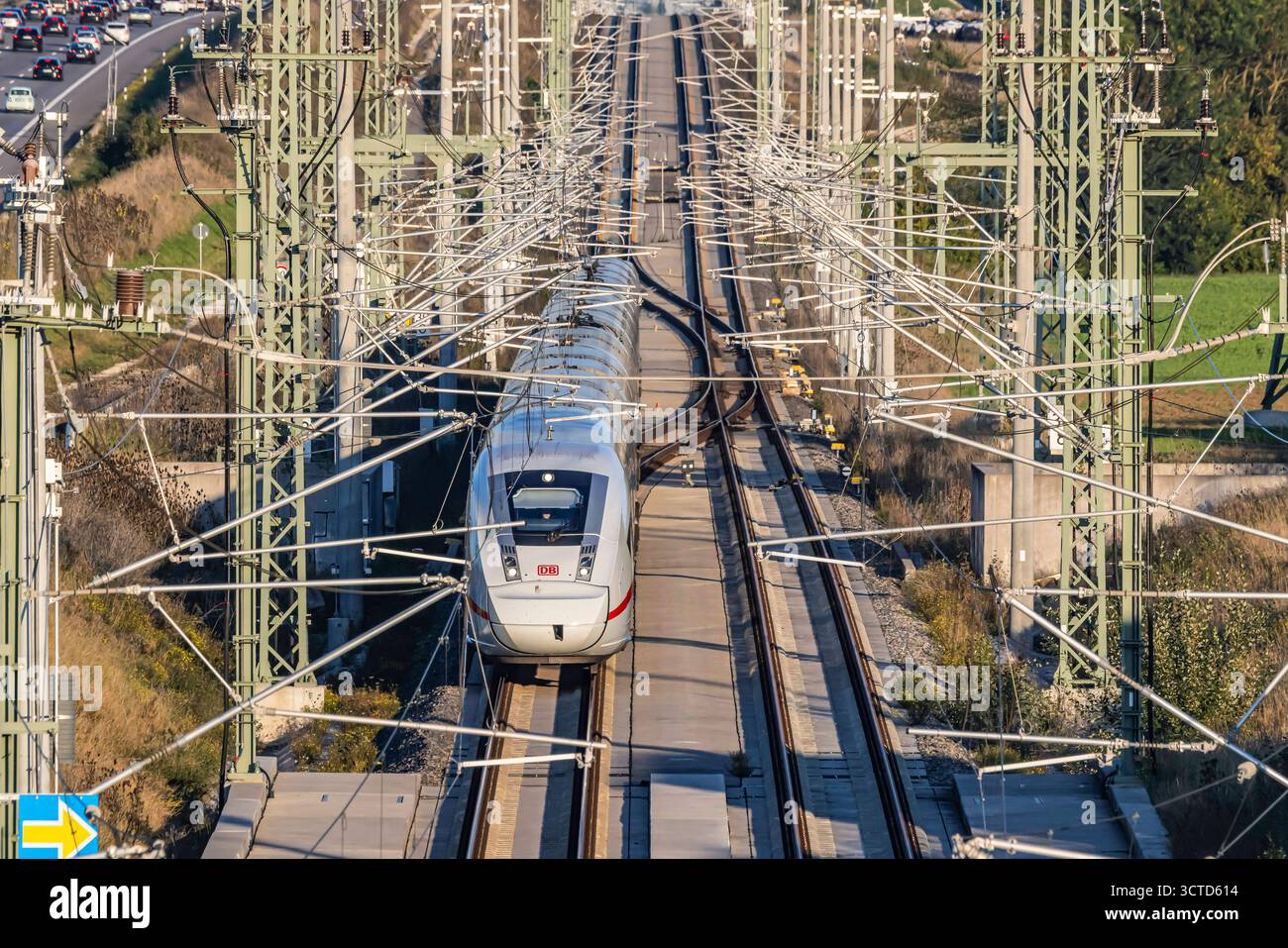 Neubaustrecke der Bahn von Wendlingen nach Ulm. Streckenabschnitt bei Kirchheim unter Teck mit ICE. // 02.10.2025. Kirchheim unter Teck, Baden-Württemberg, Deutschland *** Neubaustrecke von Wendlingen nach Ulm bei Kirchheim unter Teck mit ICE 02 10 2025 Kirchheim unter Teck, Baden-Württemberg, Deutschland Stockfoto
