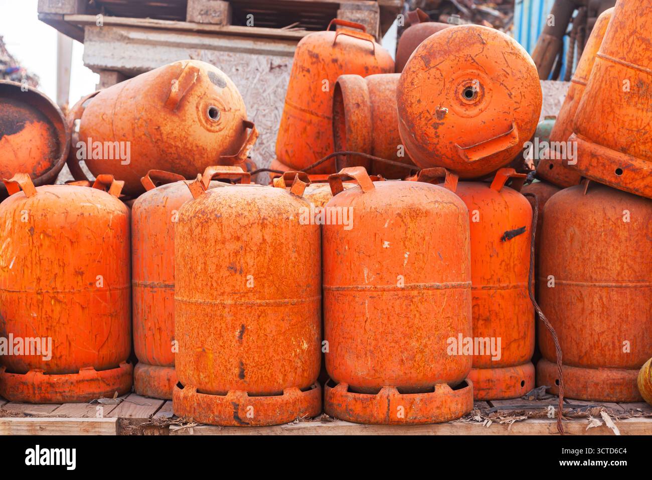 Ein Haufen alter gebrauchter Gasflaschen kleiner Größe. Metallschrott aus Gasflaschen. Stockfoto