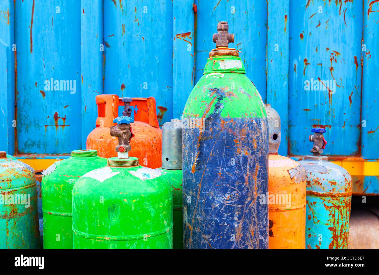 Ein Haufen alter gebrauchter Gasflaschen kleiner Größe. Metallschrott aus Gasflaschen. Stockfoto