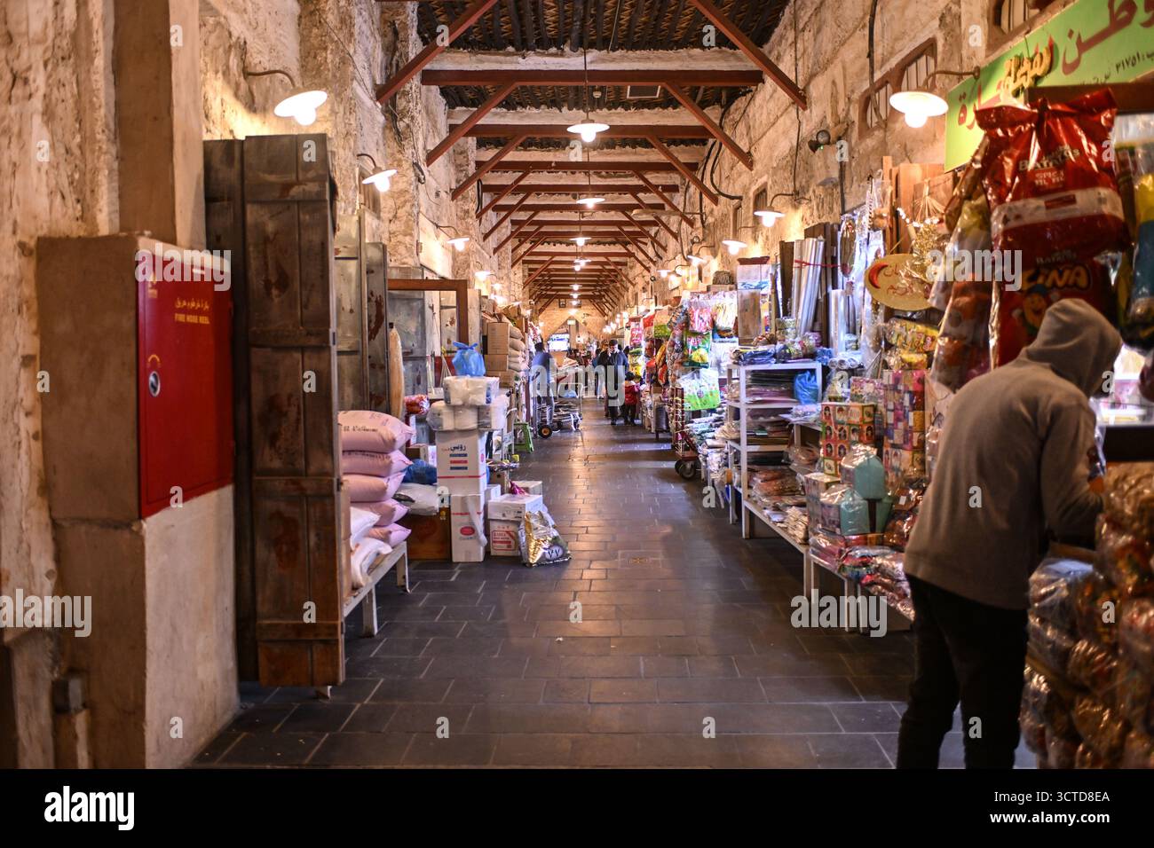 Katar, Doha: Stände im Souq Waqif, Marktplatz. Im Souq werden traditionelle Kleidungsstücke, Gewürze, Kunsthandwerk und Souvenirs verkauft. Hier befindet sich auch ein Restaurant Stockfoto