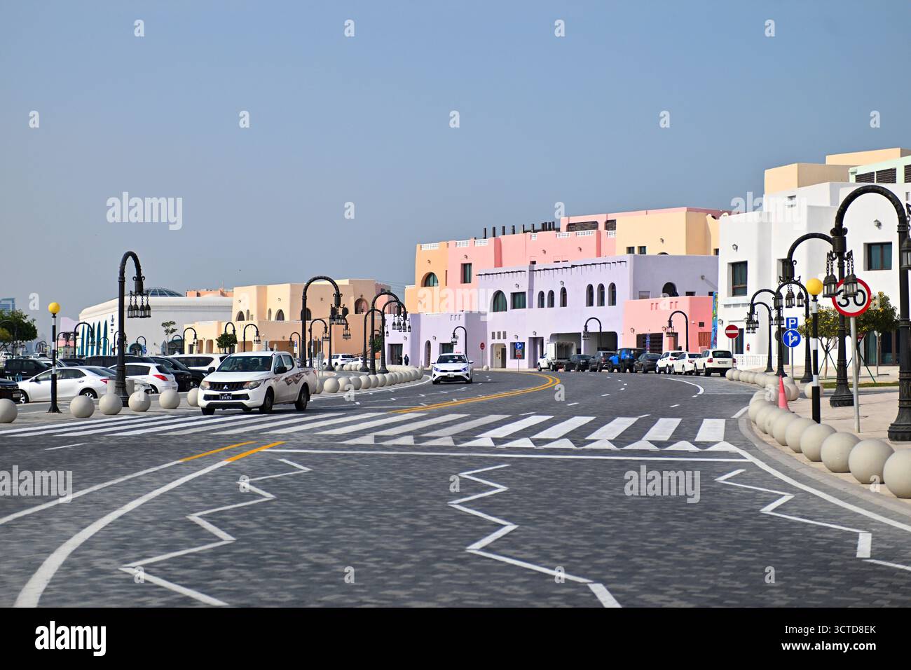 Katar, Doha: Bezirk Mina in der Nähe des alten Hafens mit seinen kleinen traditionellen katarischen Wüstenhäusern in Pastellfarben. Stockfoto