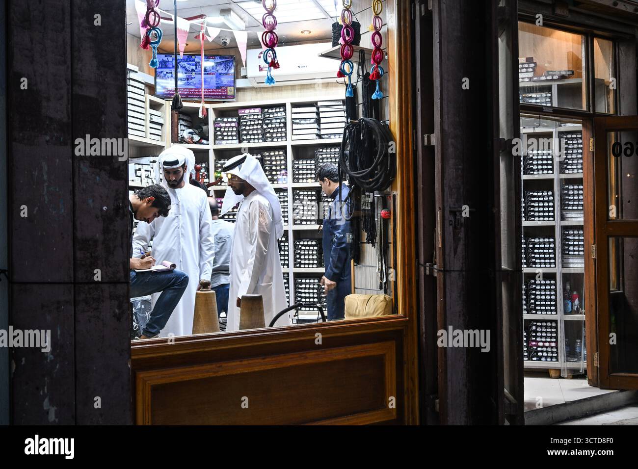 Katar, Doha: Souq Waqif, Marktplatz. Im Souq werden traditionelle Kleidungsstücke, Gewürze, Kunsthandwerk und Souvenirs verkauft. Es ist auch die Heimat von Restaurants und Shis Stockfoto