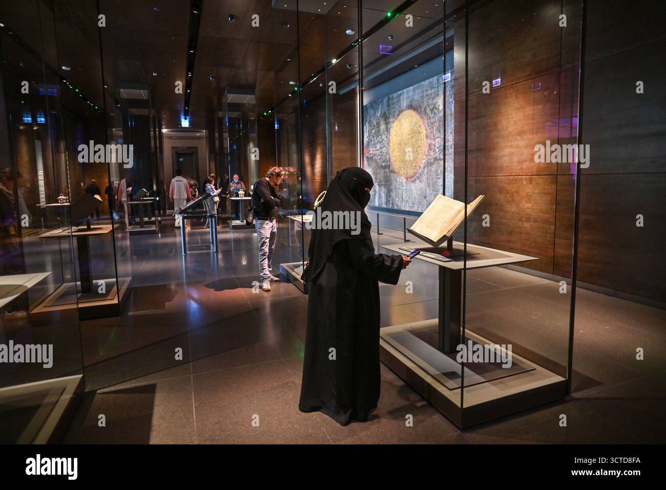 Katar, Doha: Das Museum für Islamische Kunst, 2008 eröffnet, entworfen vom Architekten Ieoh Ming Pei. Besucher vor Vitrinen: Frau in Chador Stockfoto
