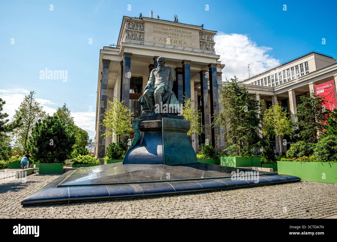 Fjodor Dostojewski-Statue vor dem Gebäude der russischen Staatsbibliothek, Moskau, Russland, 9. August 2025 Stockfoto