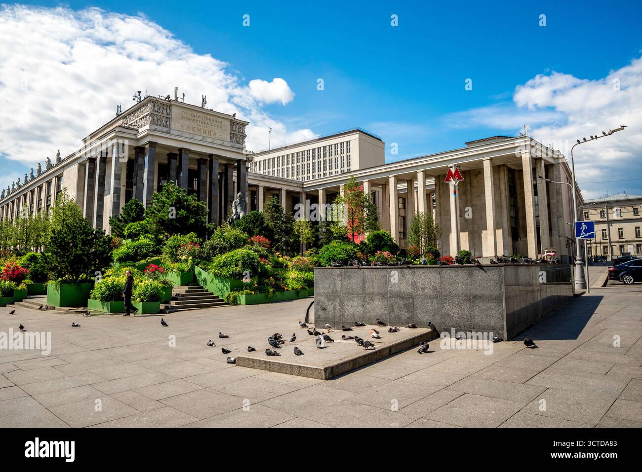 Stadttauben am Plaza in der Nähe des U-Bahn-Eingangs am Gebäude der Russischen Staatsbibliothek, Moskau, Russland, 9. August 2025 Stockfoto