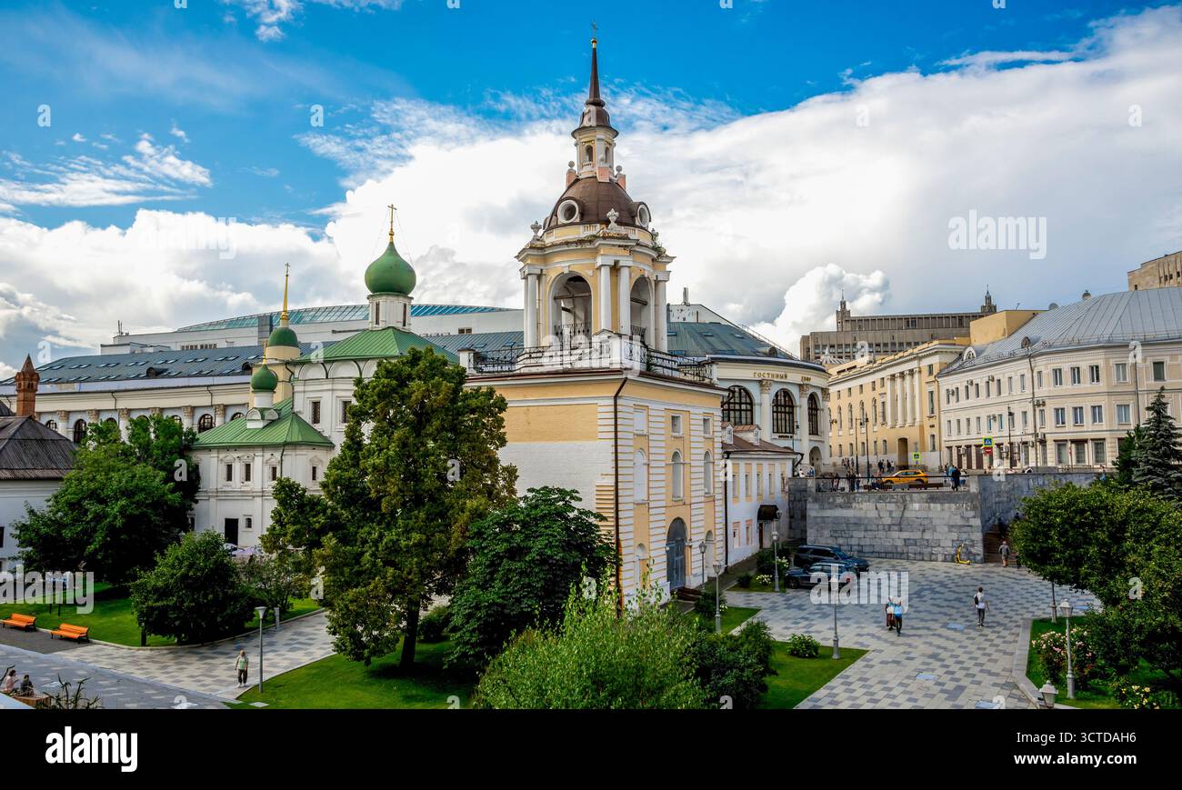 Kirche des Heiligen Maksim mit Glockenturm und grünen Kuppeln auf dem hellen Stadtplatz in der Nähe des Saryadye-Parks, Moskau, Russland, 9. August 2025 Stockfoto