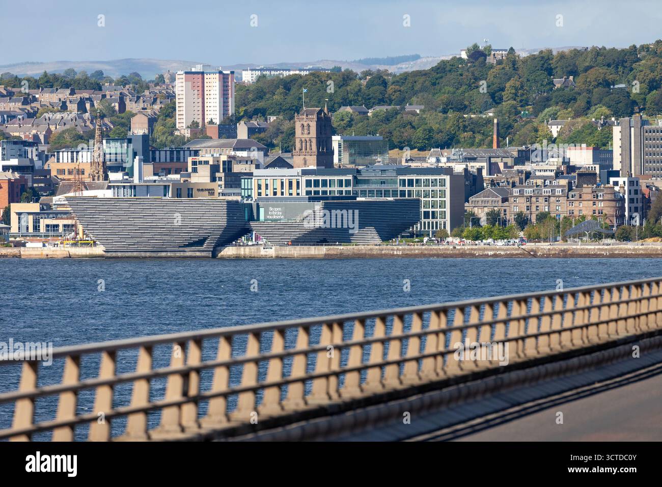 Blick nach Norden in Richtung Dundee City und V&A Museum von der Tay Road Bridge, Fife, Schottland Stockfoto