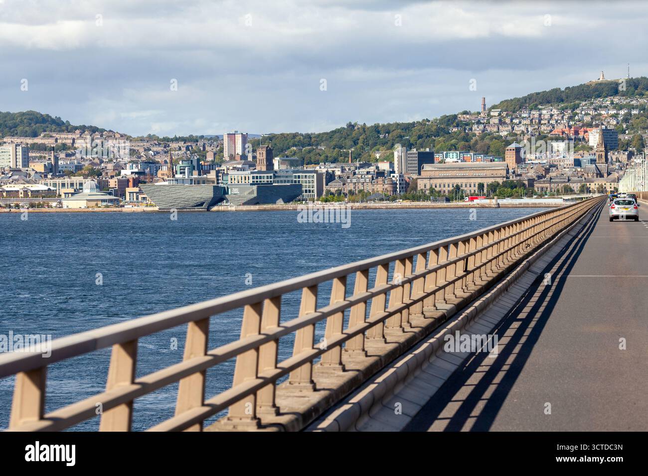 Blick nach Norden in Richtung Dundee City und V&A Museum von der Tay Road Bridge, Fife, Schottland Stockfoto