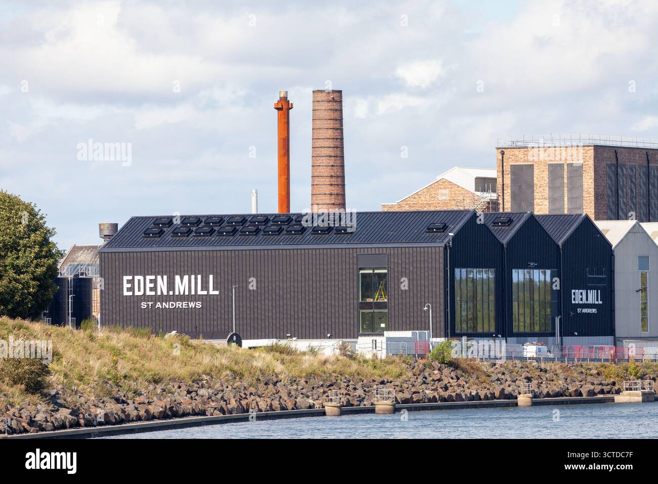 Eden Mill Distillery am Ufer des Flusses Leven, Guardbridge, St Andrews, Fife, Schottland Stockfoto