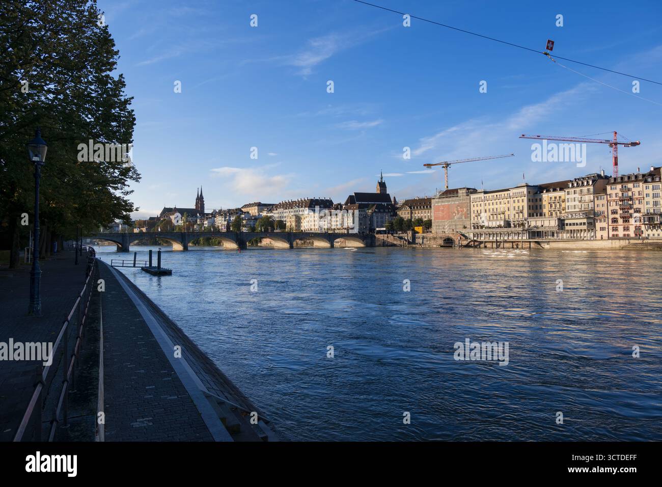 Basler Skyline am Rhein in der Schweiz. Stockfoto