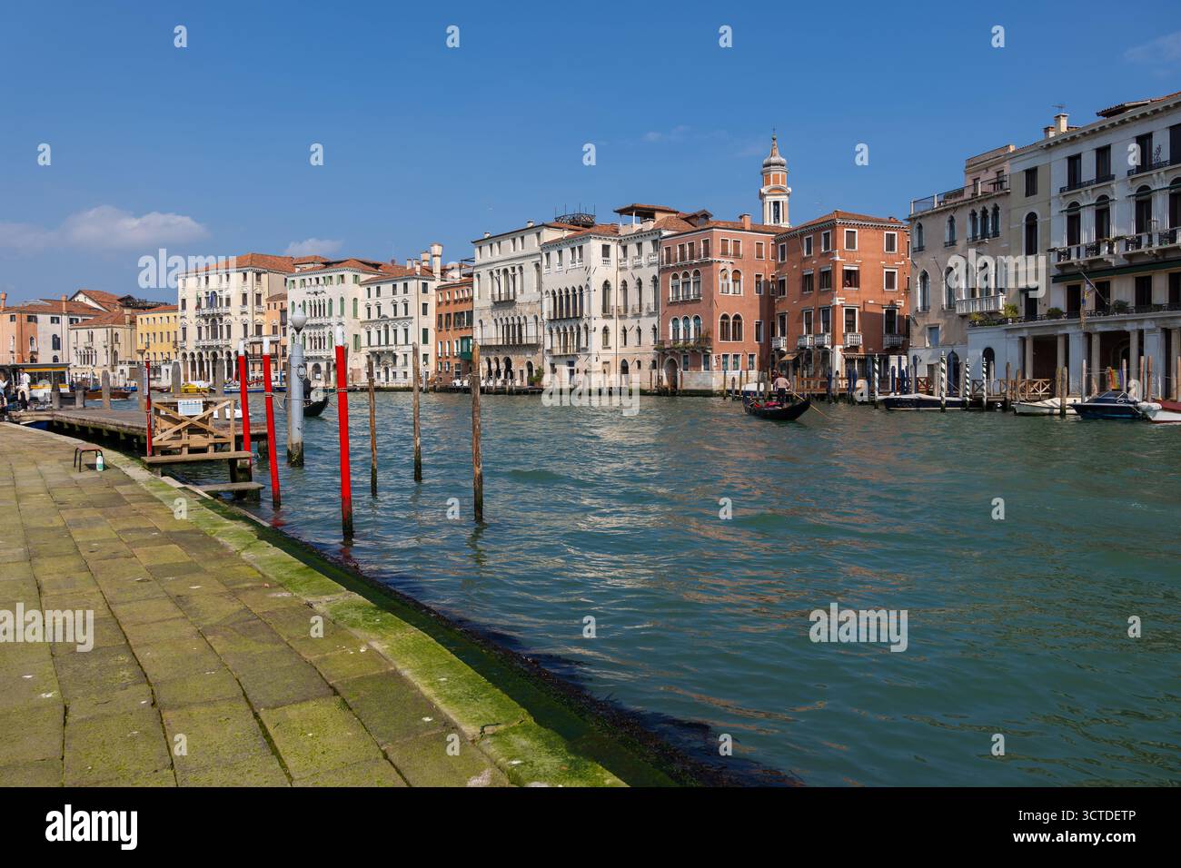 Die Skyline und die Uferpromenade des Grand Canal in Venedig, Italien. Stockfoto