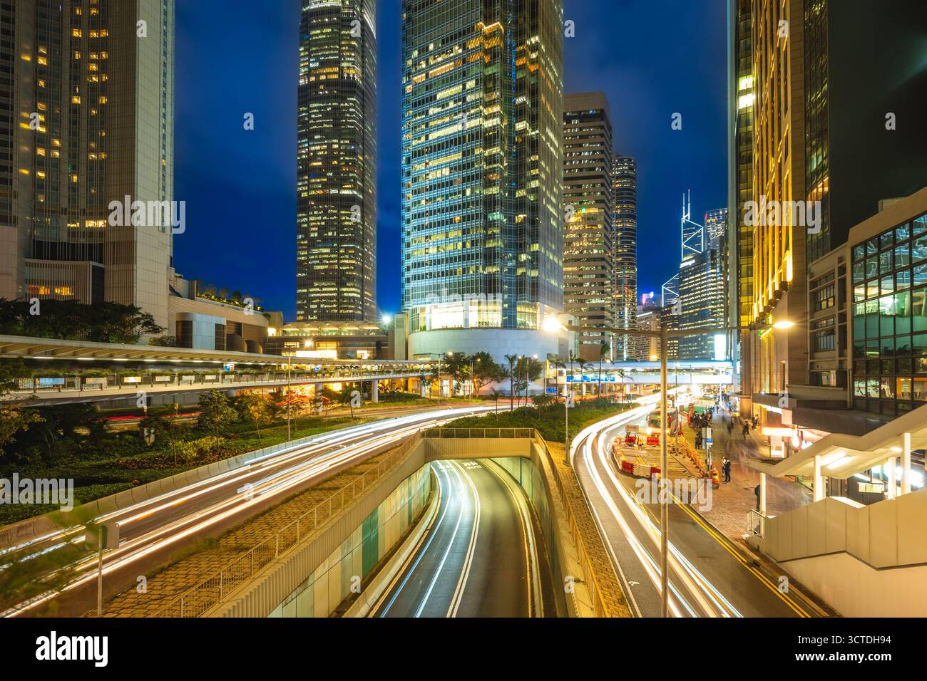 Nachtansicht auf das zentrale Viertel der Insel Hongkong in Hongkong, China Stockfoto