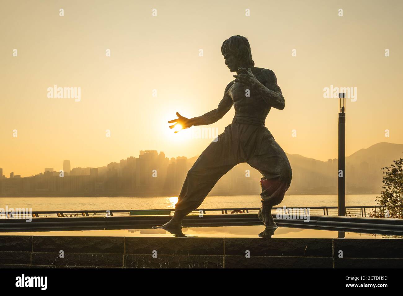 12. Dezember 2023: Die Statue von Bruce Lee, eine Bronzestatue des Kampfkünstlers Bruce Lee, befindet sich auf der Avenue of Stars in der Nähe von Th Stockfoto