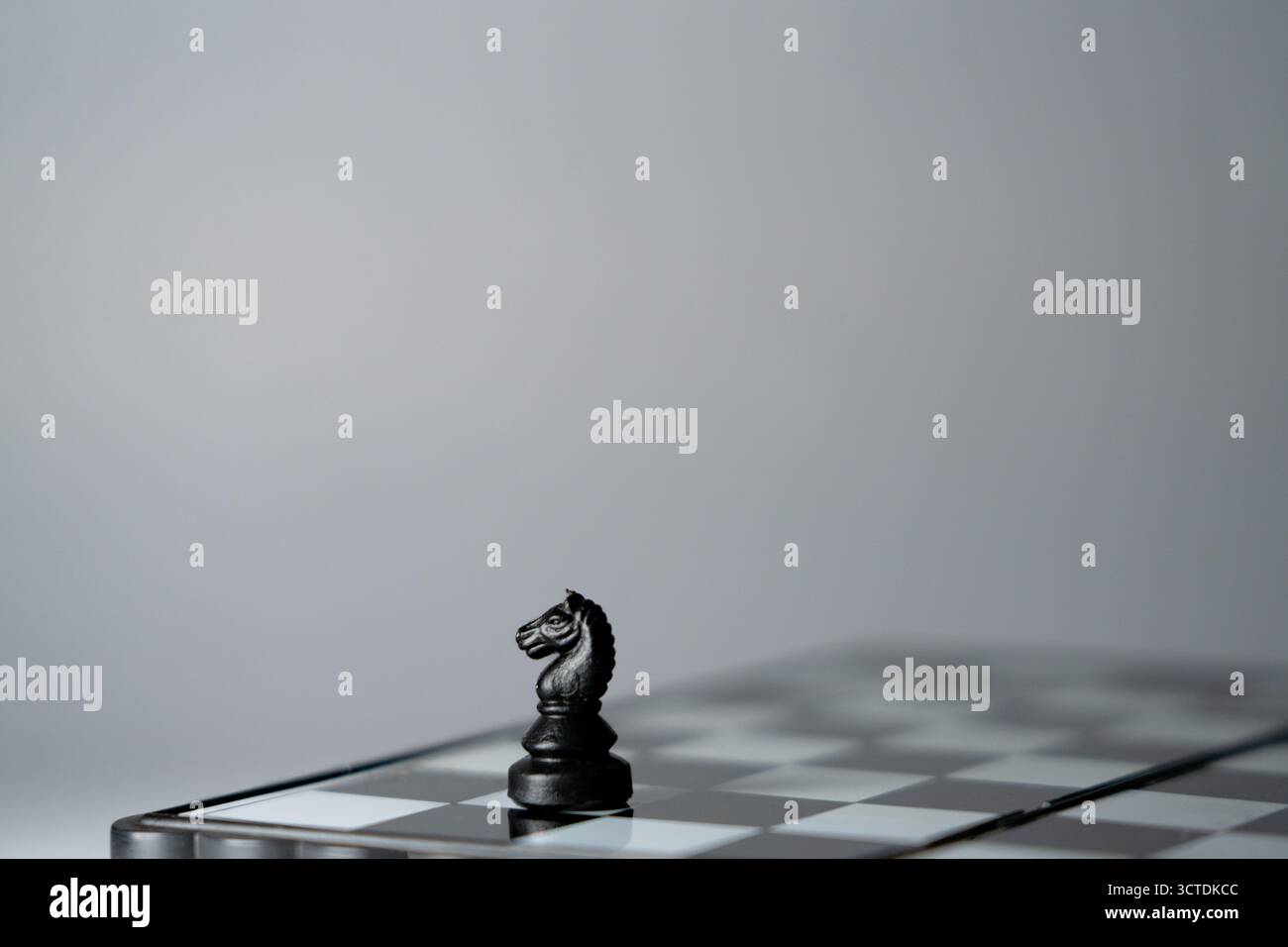 Schachfiguren auf einem Schachbrett, geringe Schärfentiefe. Stockfoto
