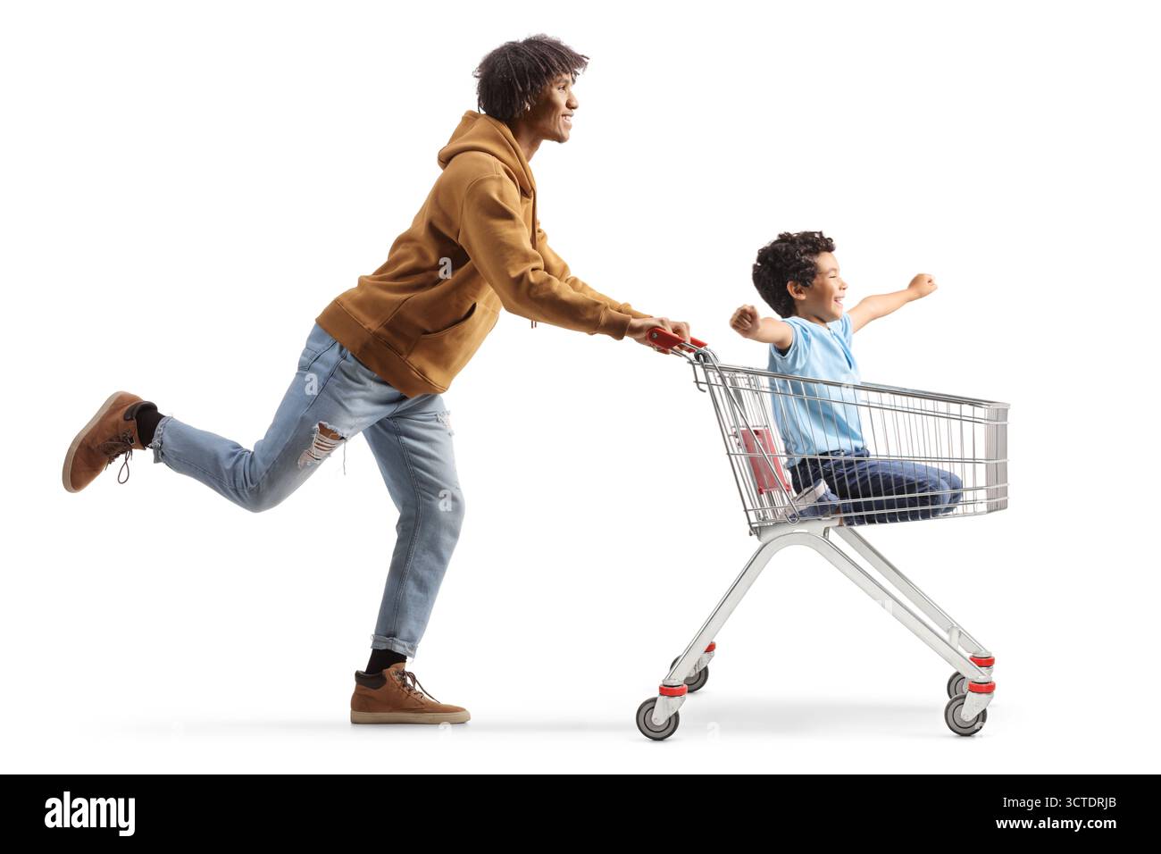 afroamerikaner, der ein Kind in einem Einkaufswagen auf weißem Hintergrund reitet Stockfoto