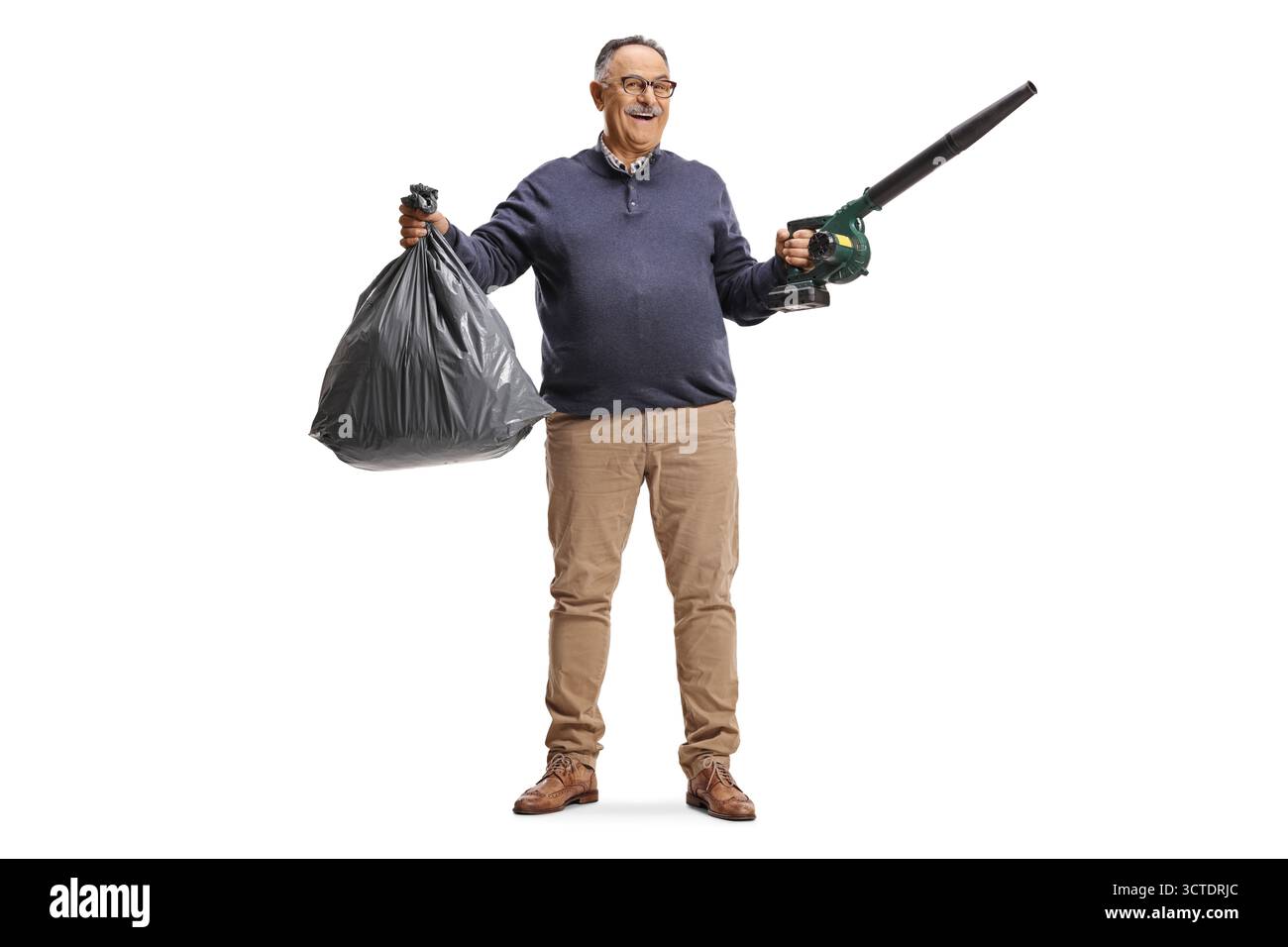 Porträt eines Reifen Mannes, der einen Laubbläser und einen Plastikbehälter auf weißem Hintergrund hält Stockfoto