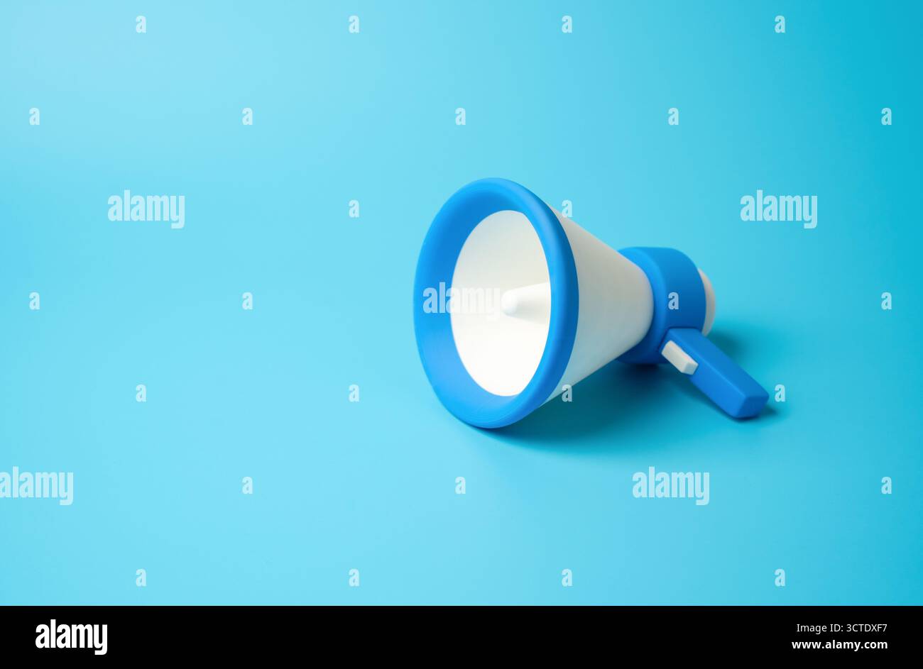 Blaues Megaphon. Neuigkeiten und Veranstaltungen. Aufrufe zu Kundgebungen, öffentliche Verbreitung von Informationen. Allgemeine Verbreitung. Begriff der Kommunikation, Einfluss, A Stockfoto