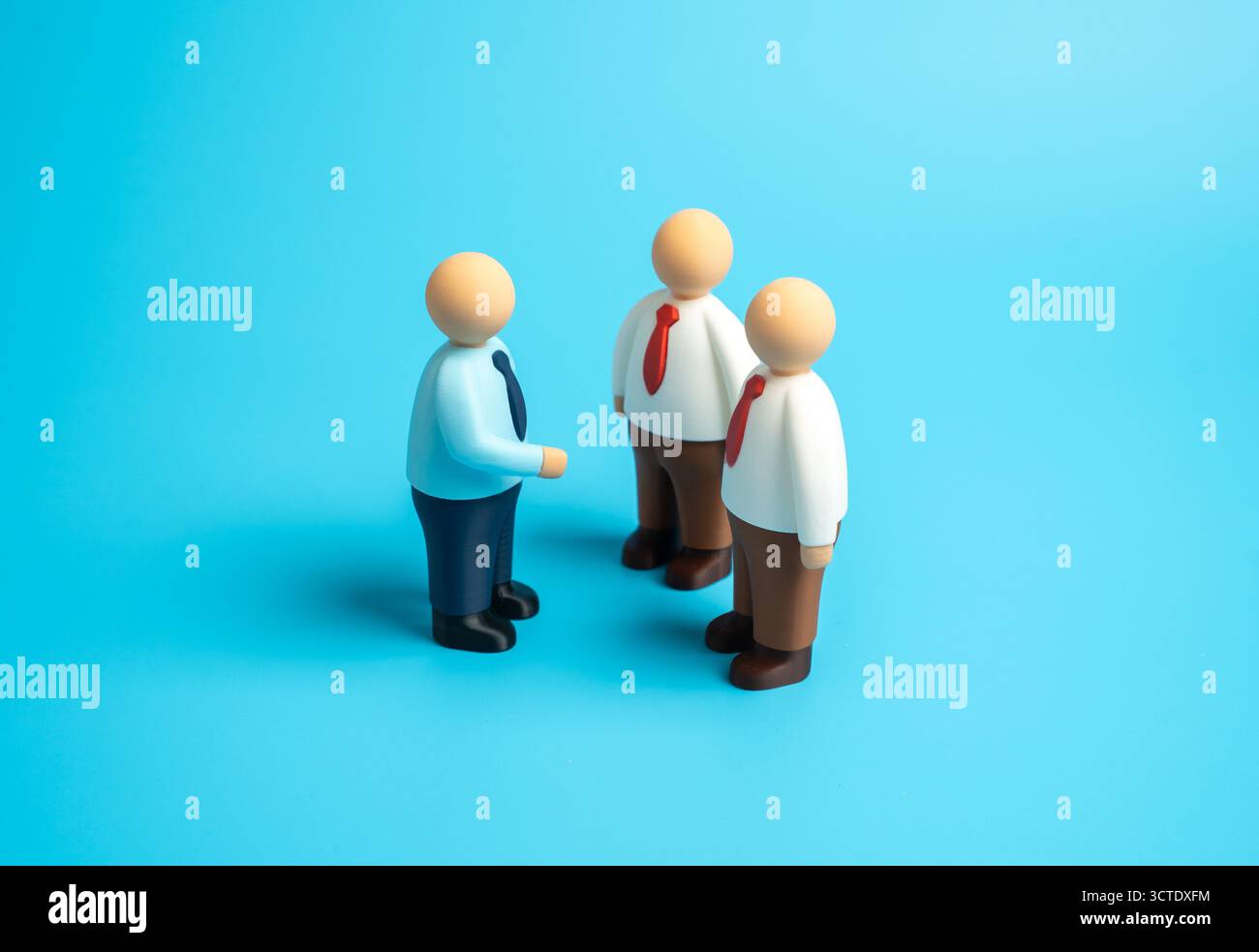 Büromitarbeiter in einem kurzen Chat. Geschäftsbesprechung, Besprechung von Arbeitsangelegenheiten. Kommunikation und Büroarbeit. Konzept der Zusammenarbeit, Teamwork Stockfoto