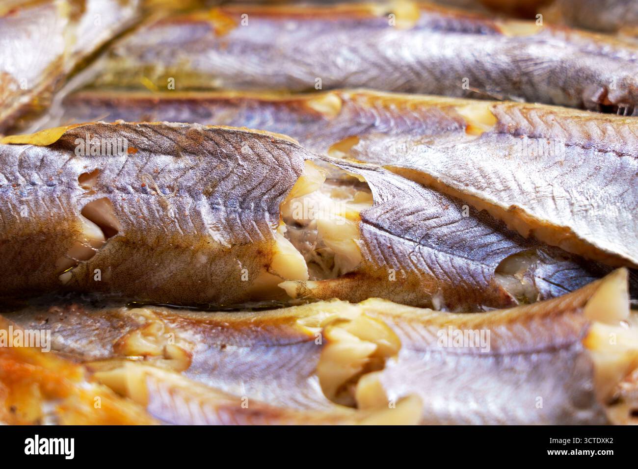 Textur von gebratenem blauem Wittling. Makroaufnahme. Stockfoto