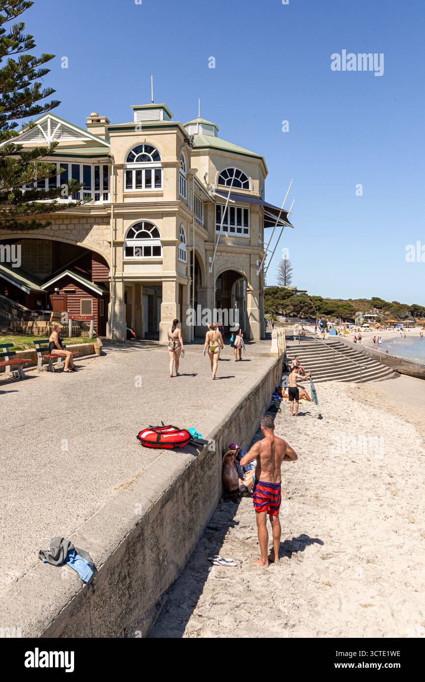 Cottesloe Pavilion neben dem weißen Sand von Cottesloe Beach am Indischen Ozean, Cottesloe bei Perth in der südwestlichen Region von Western Australia, WA Stockfoto