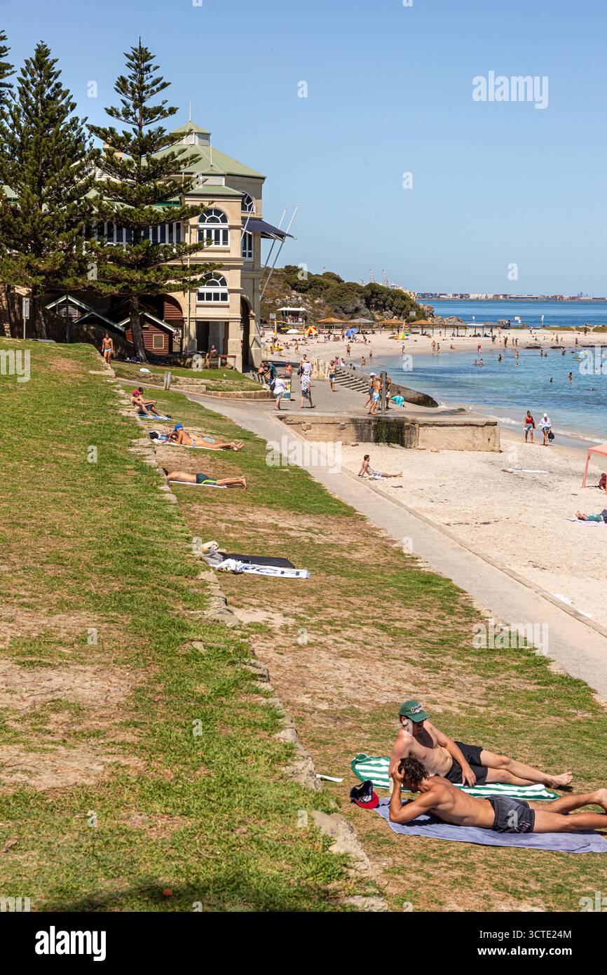 Cottesloe Pavilion neben dem weißen Sand von Cottesloe Beach am Indischen Ozean, Cottesloe bei Perth in der südwestlichen Region von Western Australia, WA Stockfoto