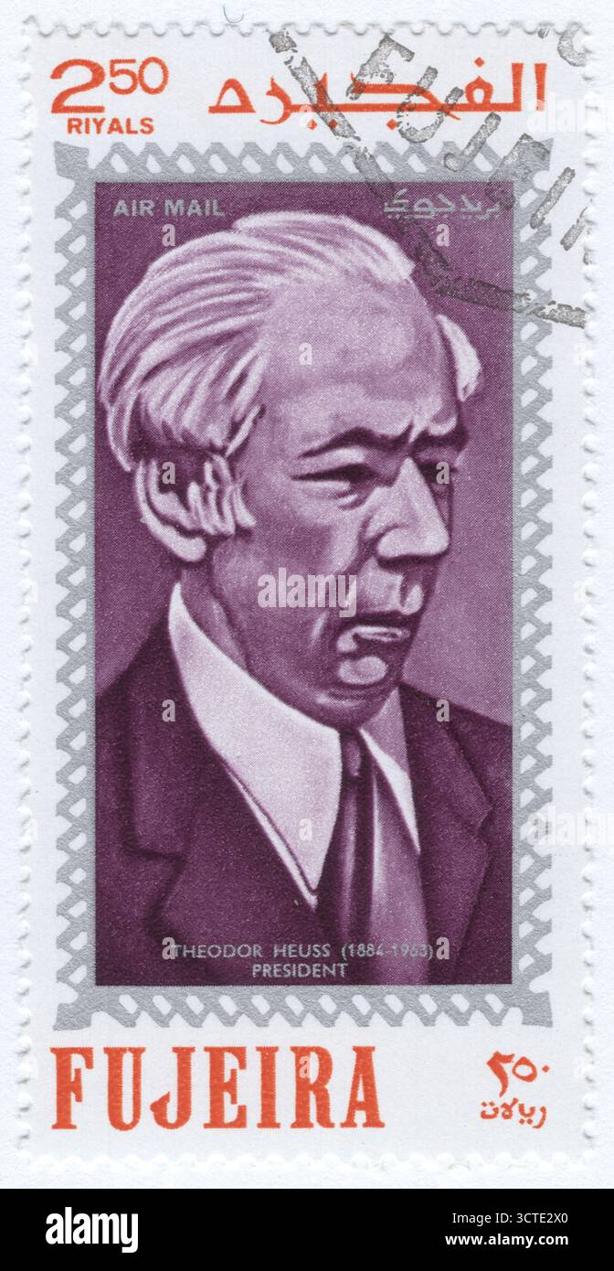 EMIRAT FUJEIRA - 1970. Mai 30: Mehrfarbige Briefmarke in Rial 2,50 mit einem Porträt von Theodor Heuss, einem liberalen deutschen Politiker, der von 1949 bis 1959 erster Bundespräsident war. Sein bürgerliches Verhalten und sein herzliches Wesen – ein Kontrast zu den deutschen nationalistischen Traditionen und der ernste Charakter von Bundeskanzler Konrad Adenauer – trugen maßgeblich zur Stabilisierung der Demokratie in der Bundesrepublik während der Wirtschaftswunder-Jahre bei. Vor Beginn seiner Karriere als Politiker war Heuss politischer Journalist Stockfoto