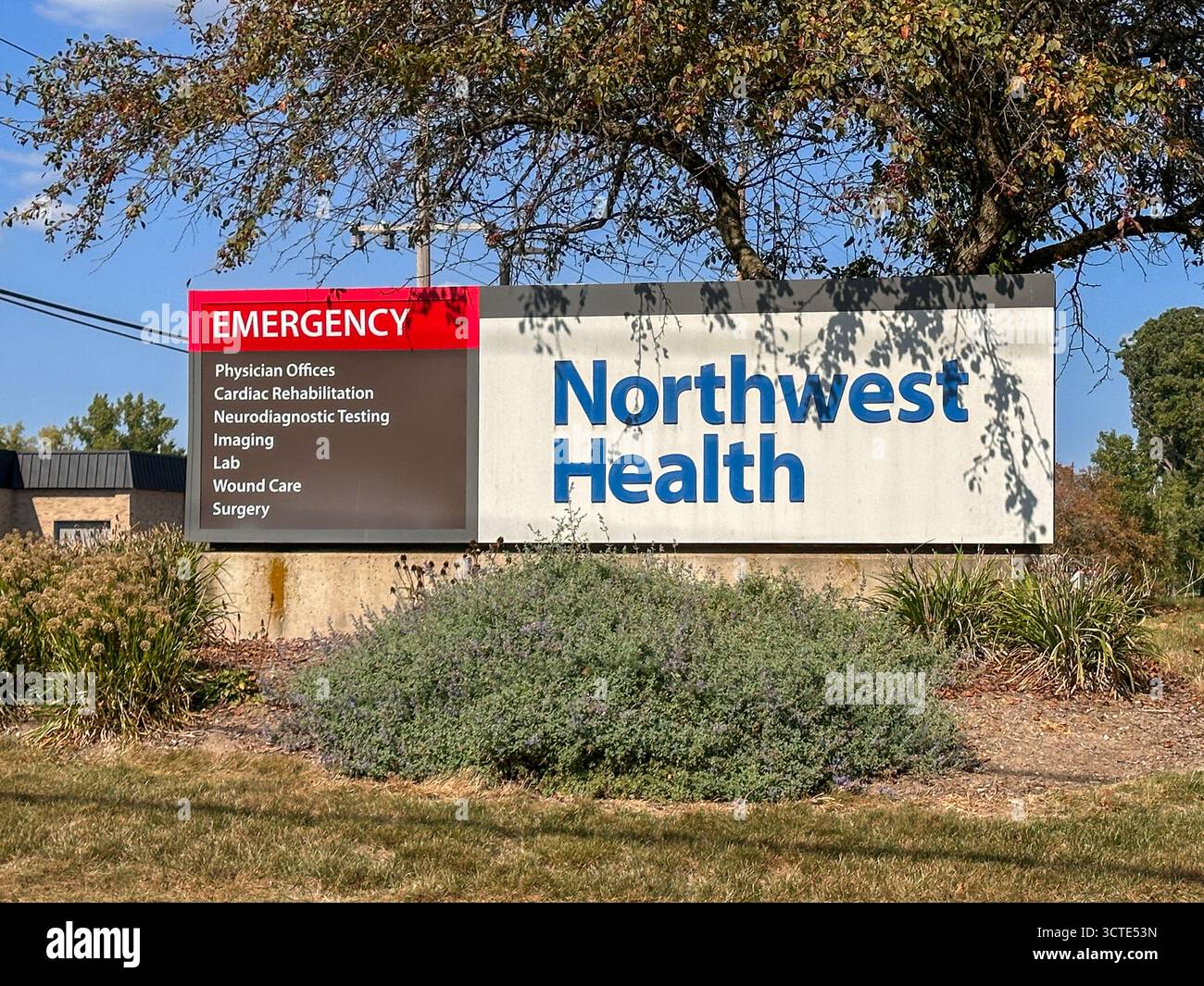 Northwest Health Notaufnahme Schild. Valparaiso, IN den USA, 4. Oktober 2025 - Smartphone-aufgenommenes Stockfoto