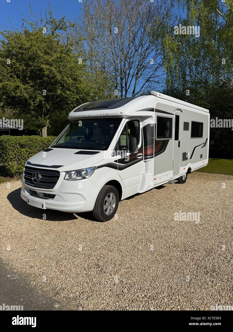 Das Auto-Sleeper Burford ist auf der Broadway Club Site des Caravan and Motorhome Clubs in der Nähe des Broadway in den Cotswolds, England, angesiedelt. - Smartphone-aufgenommenes Stockfoto