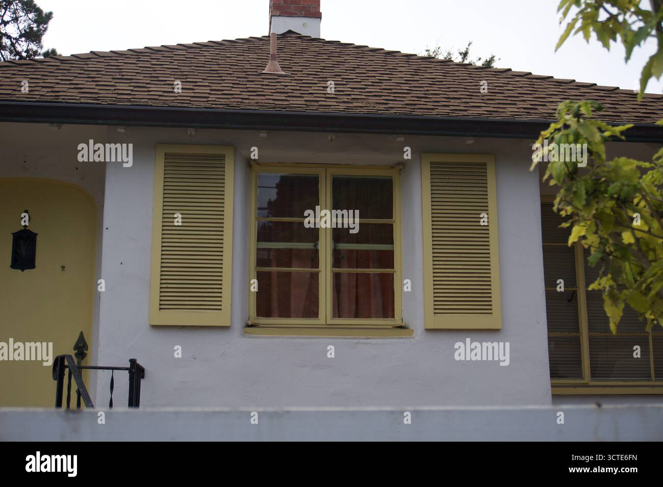Kleines kalifornisches Haus mit gelben Fensterläden Stockfoto