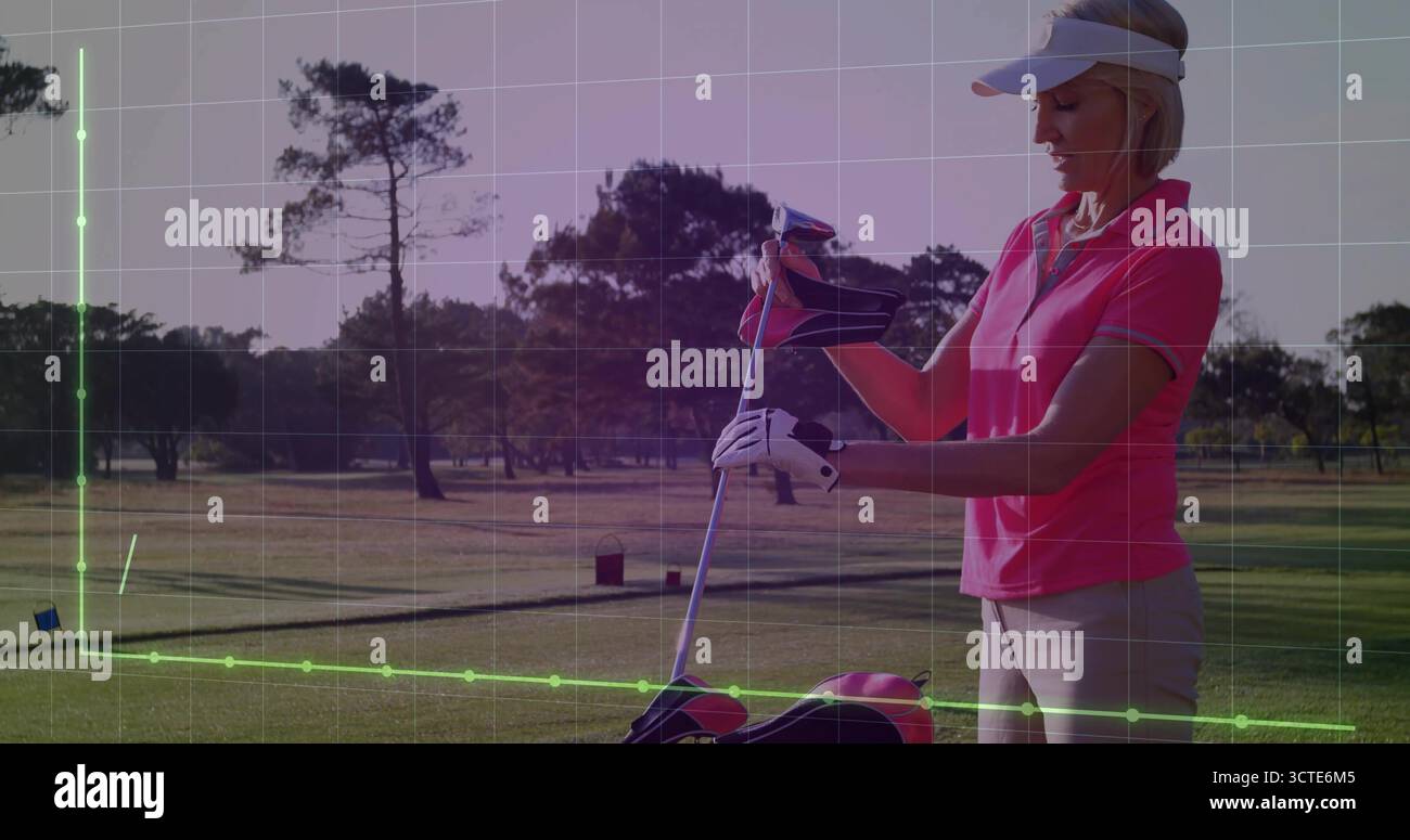 Frau, die den Kopf über den Golfschläger auf dem Golfplatz zieht, Polo trägt, mit Golftasche, Kopierraum Stockfoto