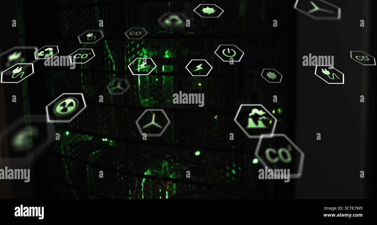 Schwebende Hexadezimalsymbole, die über dem Mesh-Rack des Rechenzentrums liegen, mit grünen LEDs, die leuchten Stockfoto