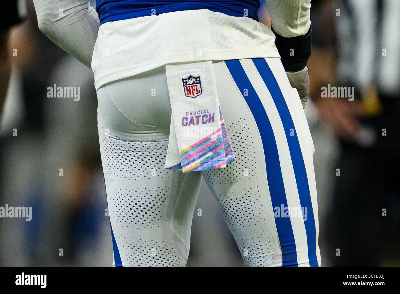 A player wears a Crucial Catch towel during an NFL football game between the Indianapolis Colts and Las Vegas Raiders, Sunday, Oct. 5, 2025, in Indianapolis. (AP Photo/Zach Bolinger) Stockfoto