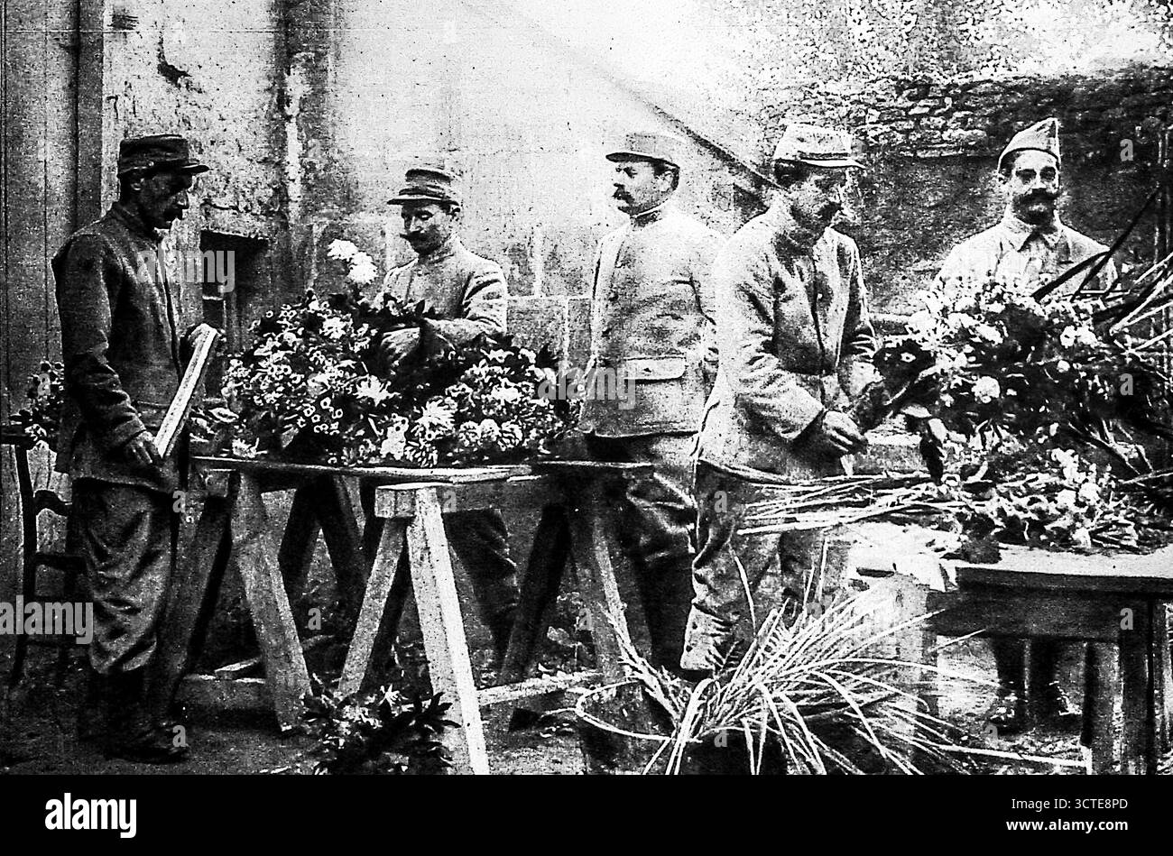 Seite aus Le Miroir, 5. November 1916, wo französische Soldaten Blumenkränze für den ganzen Saintsí-Tag vorbereiten, um Militärfriedhöfe entlang der Front zu schmücken. Die Männer arbeiten im Freien und arrangieren Blumen für die Gräber gefallener Kameraden. Sie ehren die Gefallenen. Solche Szenen spiegelten die feierlichen Rituale der Erinnerung während des Ersten Weltkriegs wider und vereinen den alltäglichen Soldatendienst mit dem Gedenken an Opfer und Verlust. Stockfoto